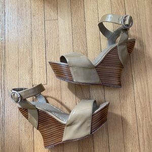 Alice + Olivia taupe wood wavy platform wedges 37.5